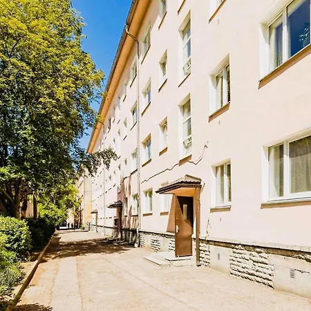 Sunny With Wall-to-wall Desk &tram At Door Apartmán Tallinn