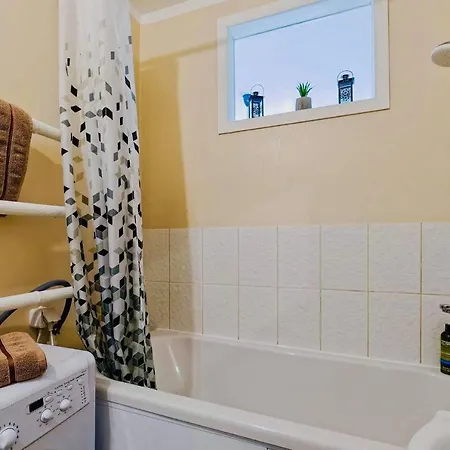 Apartmán Sunny With Wall-to-wall Desk &tram At Door