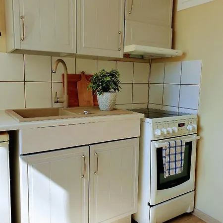 Sunny With Wall-to-wall Desk &tram At Door Apartmán