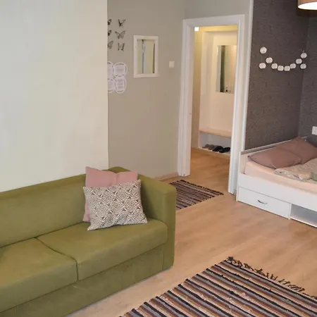 Sunny With Wall-to-wall Desk &tram At Door Apartmán *